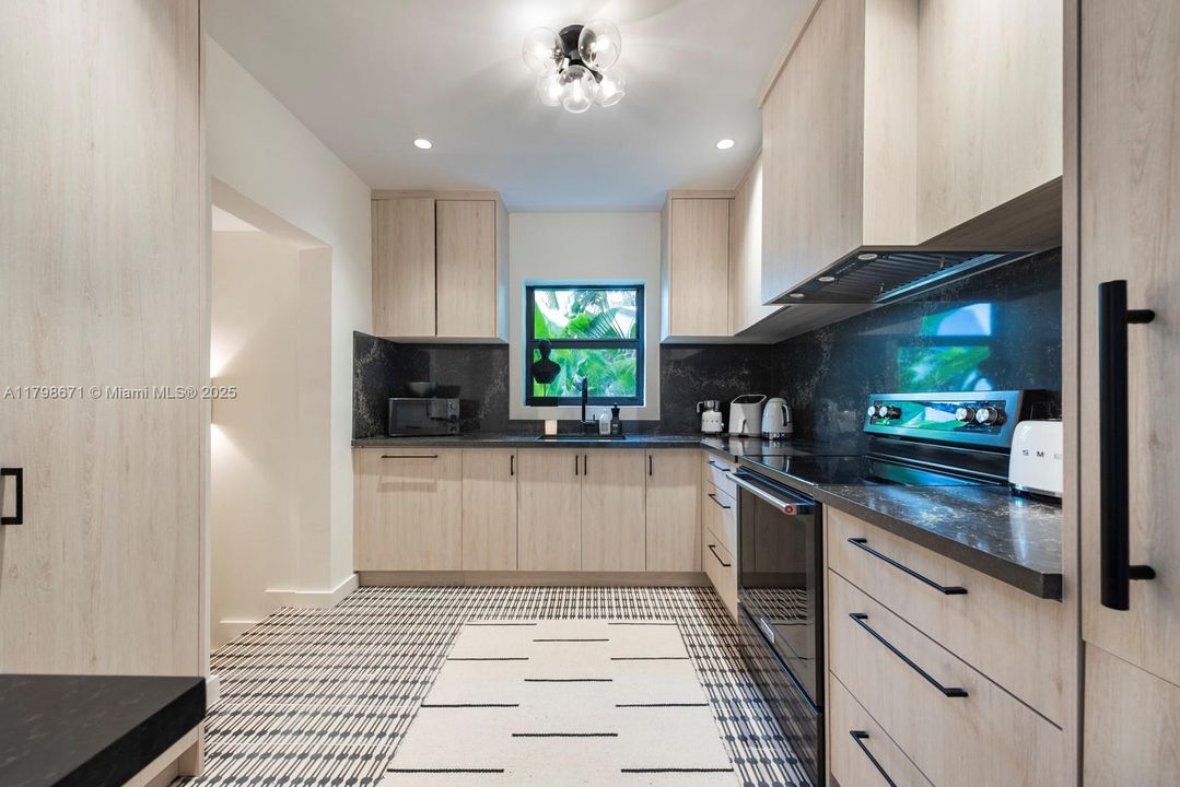 Recientemente alquilado: $7,950 (3 camas, 2 baños, 1579 Pies cuadrados)