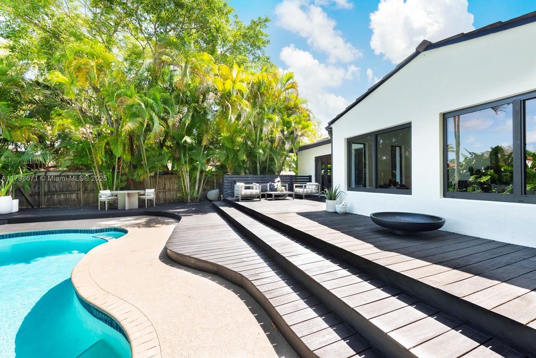 Recientemente alquilado: $7,950 (3 camas, 2 baños, 1579 Pies cuadrados)