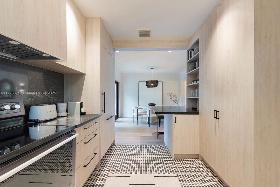 Recientemente alquilado: $7,950 (3 camas, 2 baños, 1579 Pies cuadrados)