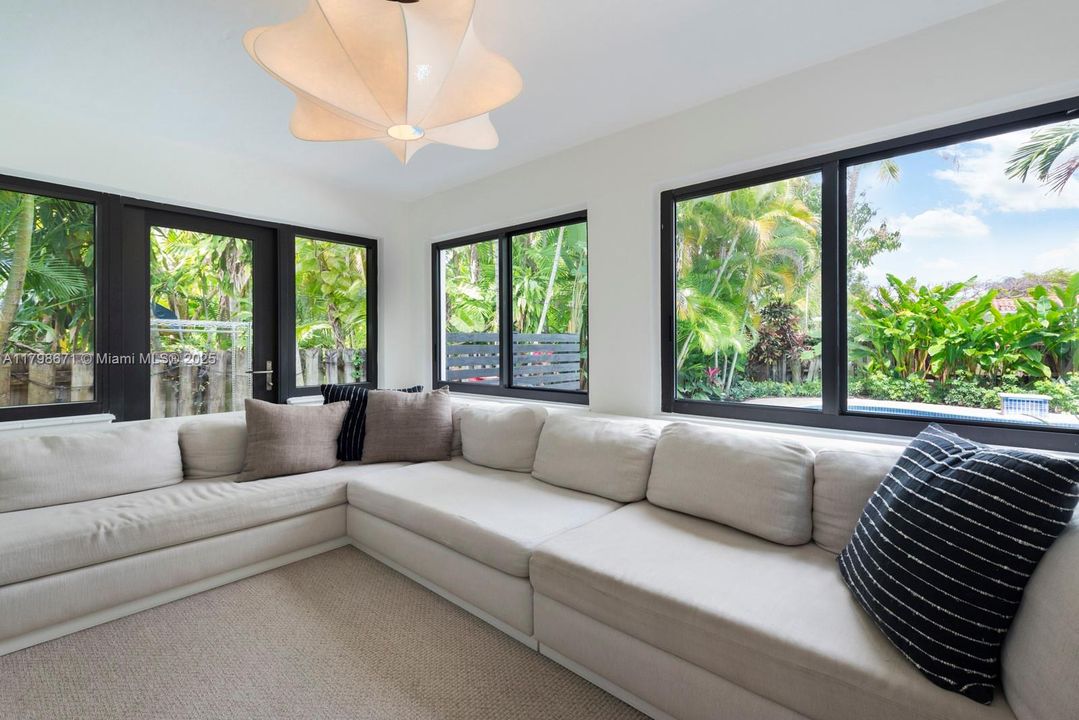 Recientemente alquilado: $7,950 (3 camas, 2 baños, 1579 Pies cuadrados)