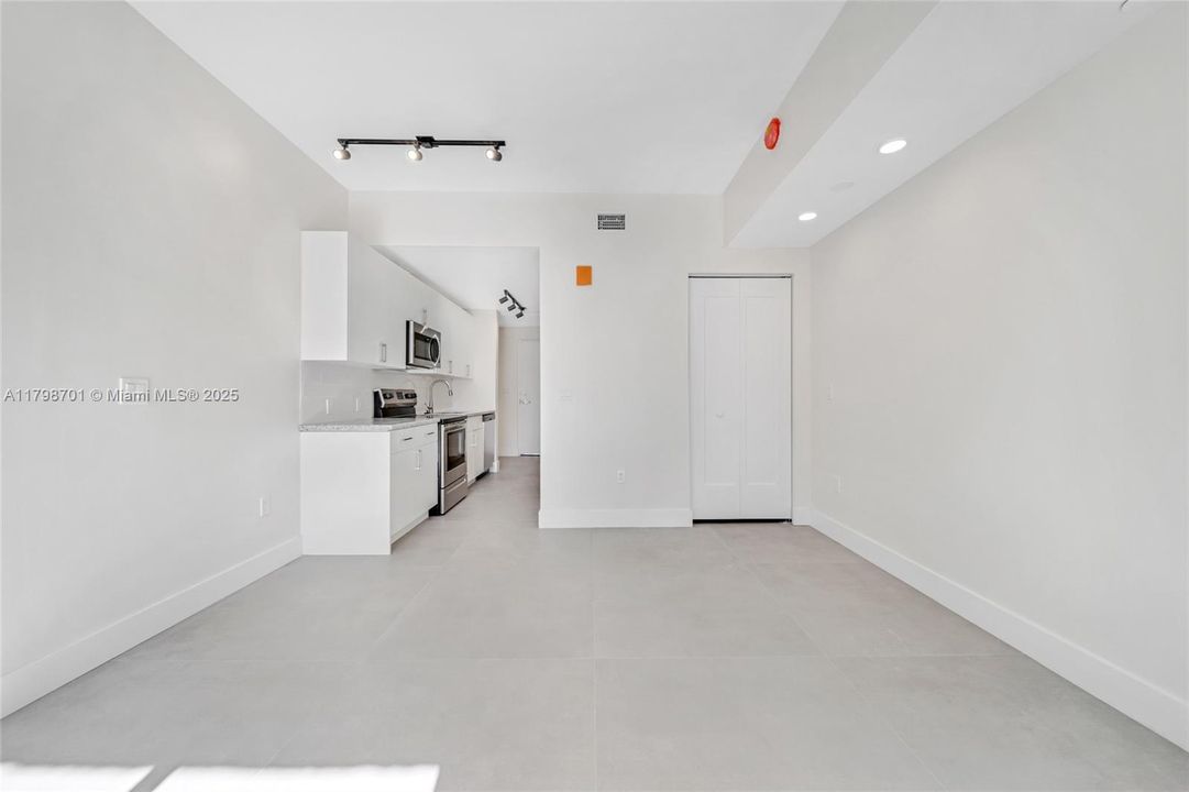 Recently Rented: $1,800 (0 beds, 1 baths, 423 Square Feet)