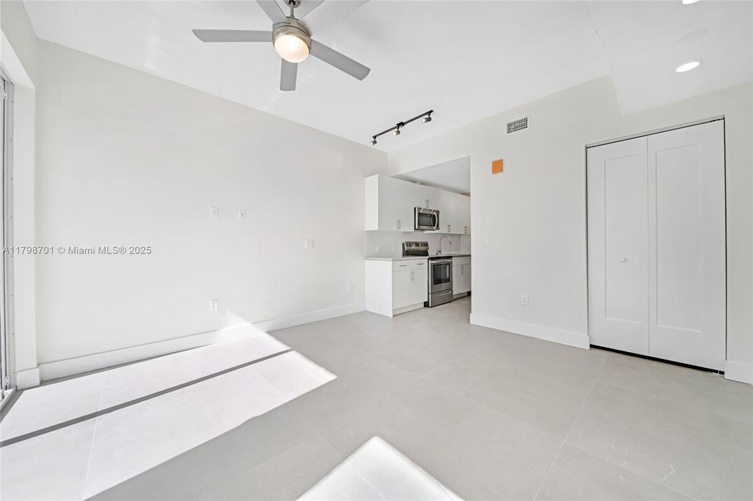 Recently Rented: $1,800 (0 beds, 1 baths, 423 Square Feet)