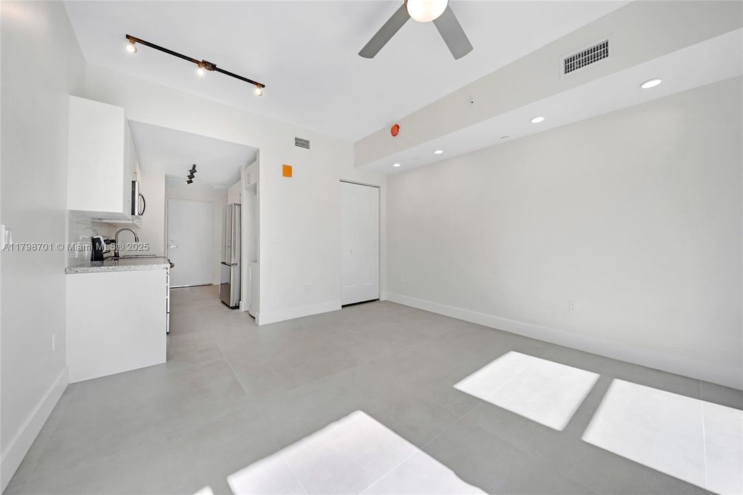 Recently Rented: $1,800 (0 beds, 1 baths, 423 Square Feet)