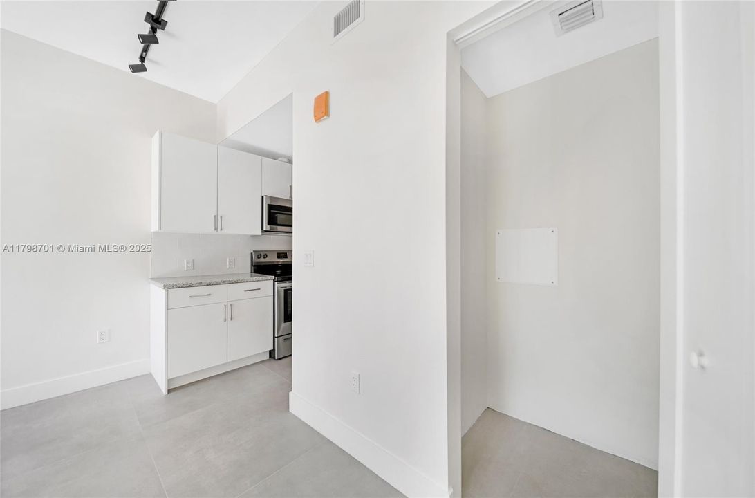 Recently Rented: $1,800 (0 beds, 1 baths, 423 Square Feet)