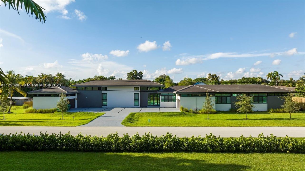 Недавно арендовано: $24,995 (8 спален, 7 ванн, 5231 Квадратных фут)