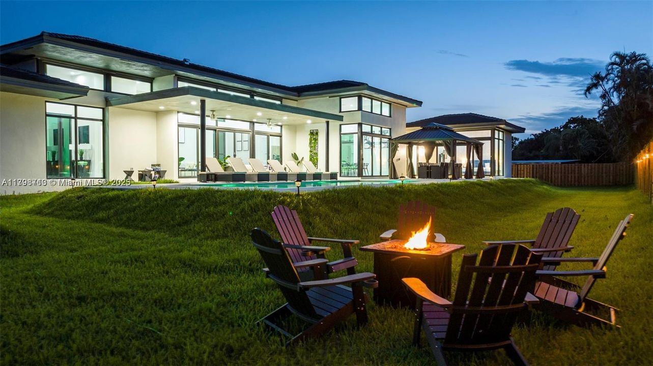 Недавно арендовано: $24,995 (8 спален, 7 ванн, 5231 Квадратных фут)