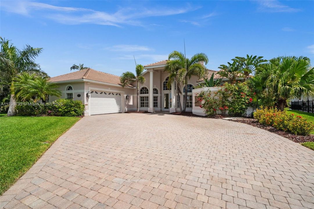 Grand Paver Driveway