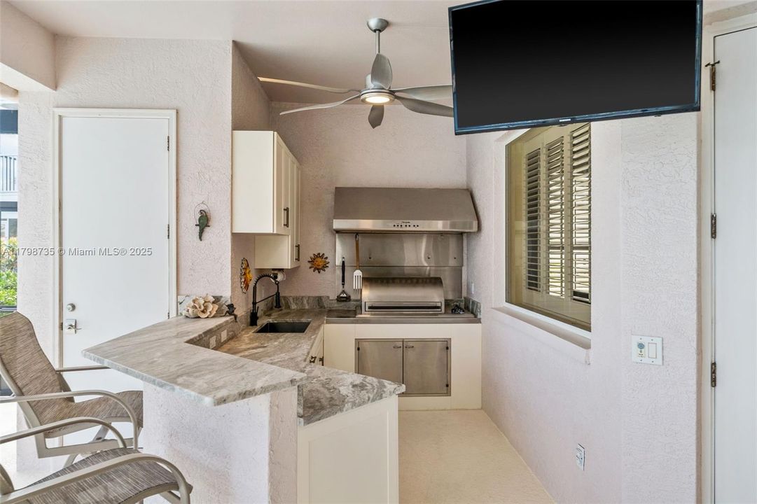 Outdoor kitchen with Grill, Hood Fan and Sink