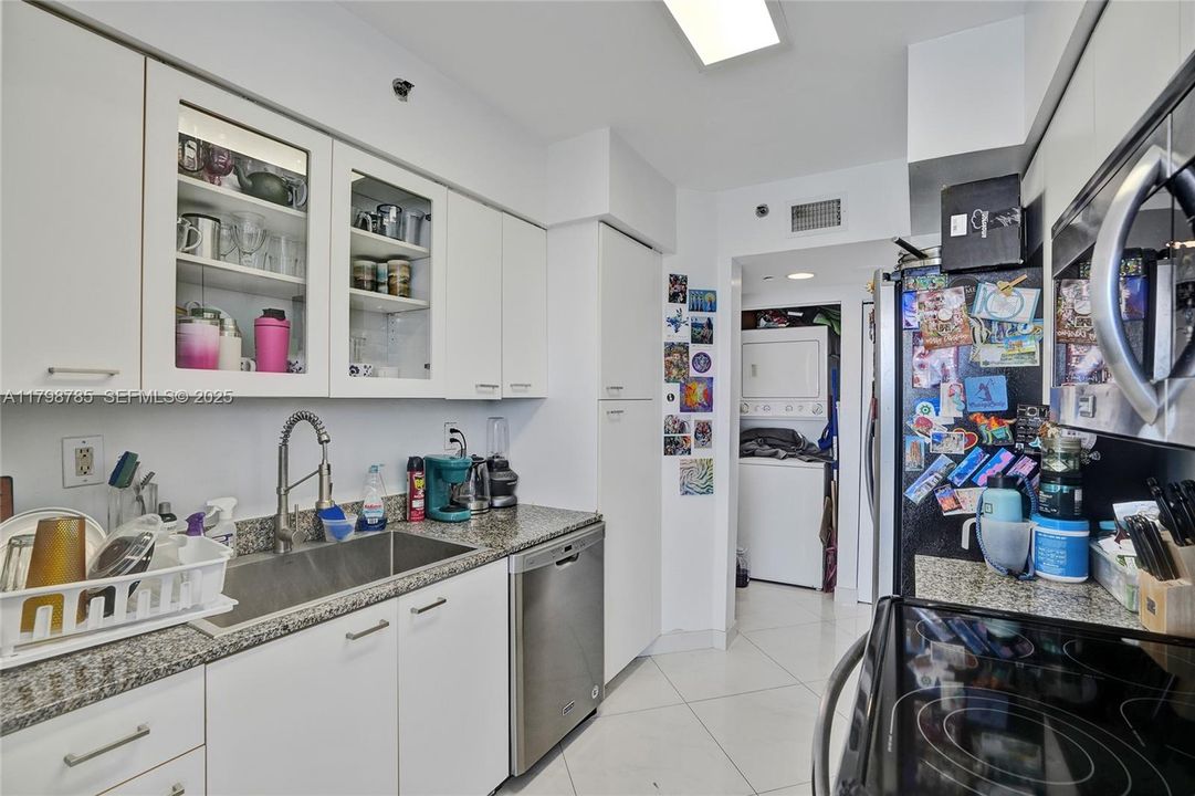 For Sale: $1,400,000 (2 beds, 2 baths, 1410 Square Feet)