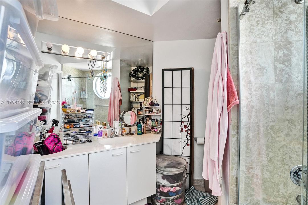 For Sale: $1,400,000 (2 beds, 2 baths, 1410 Square Feet)