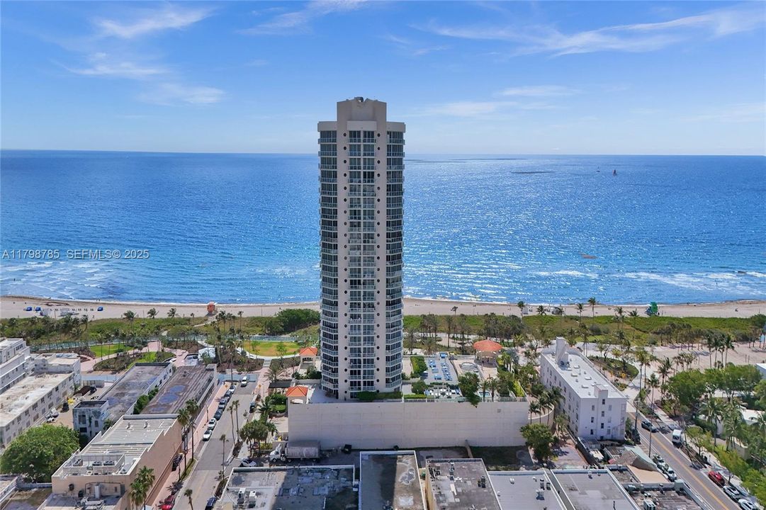 For Sale: $1,400,000 (2 beds, 2 baths, 1410 Square Feet)