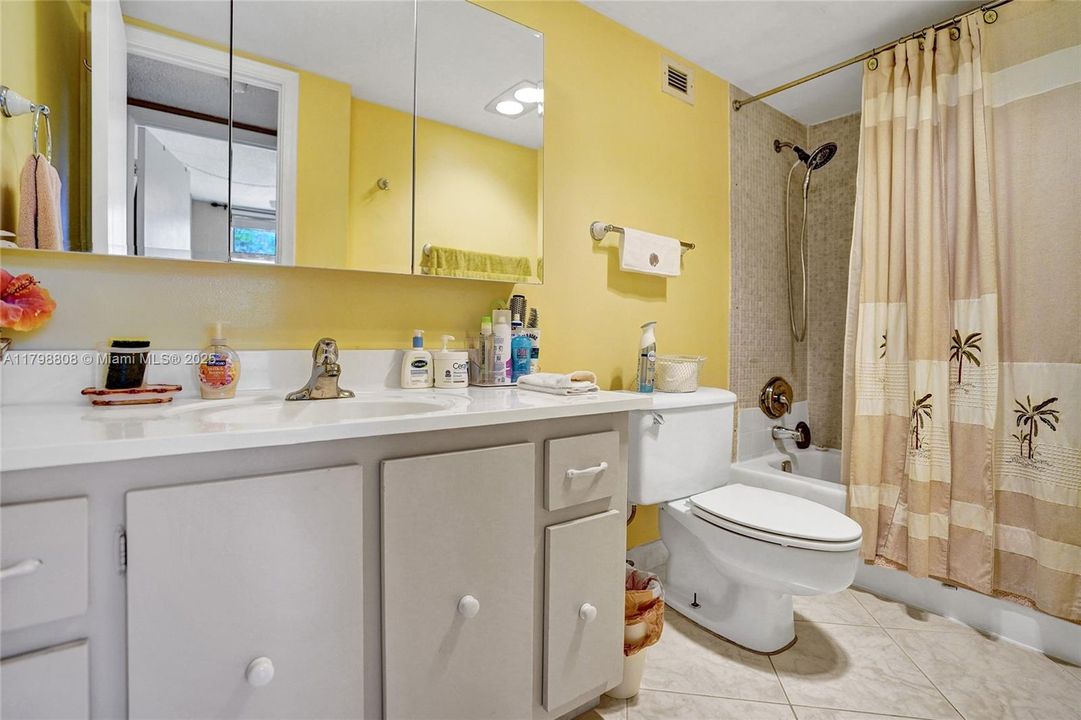 最近售出: $270,000 (1 贝兹, 1 浴室, 760 平方英尺)