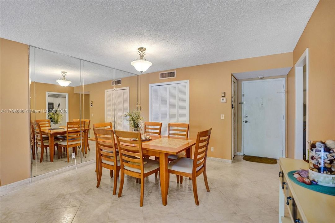 最近售出: $270,000 (1 贝兹, 1 浴室, 760 平方英尺)