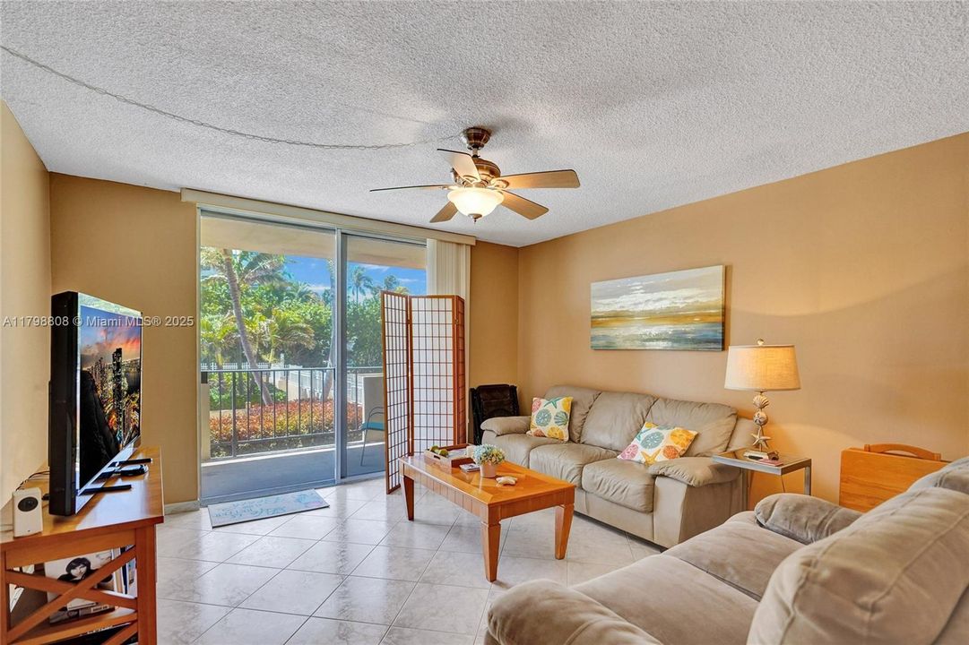 最近售出: $270,000 (1 贝兹, 1 浴室, 760 平方英尺)