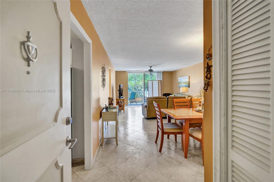 最近售出: $270,000 (1 贝兹, 1 浴室, 760 平方英尺)