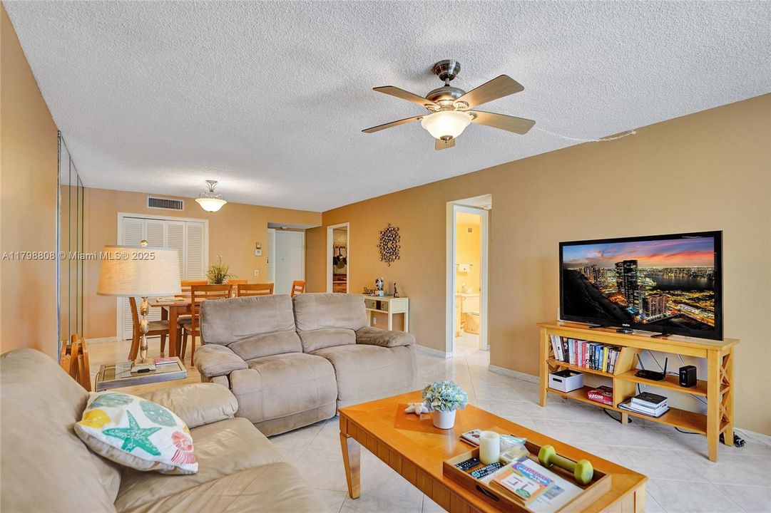 最近售出: $270,000 (1 贝兹, 1 浴室, 760 平方英尺)