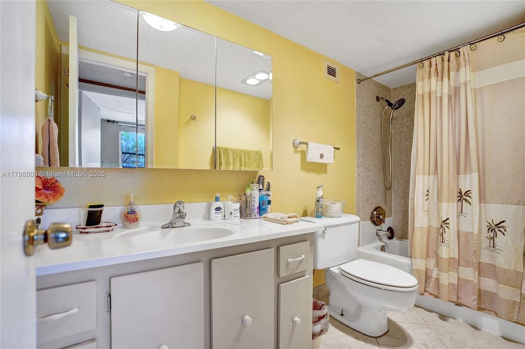 最近售出: $270,000 (1 贝兹, 1 浴室, 760 平方英尺)