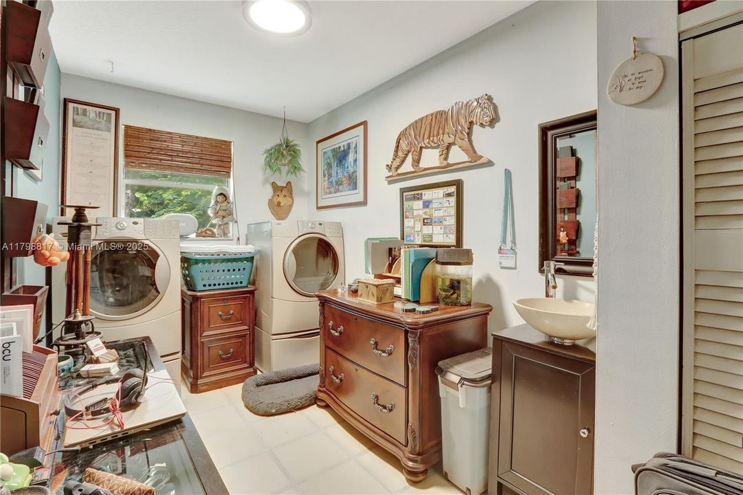 Active With Contract: $1,129,000 (4 beds, 2 baths, 2918 Square Feet)