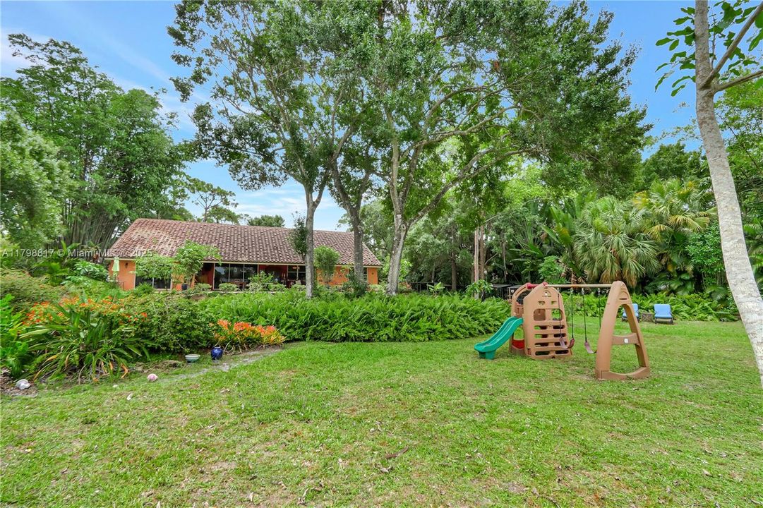 Active With Contract: $1,129,000 (4 beds, 2 baths, 2918 Square Feet)