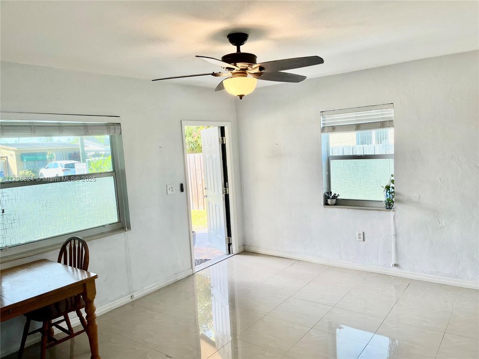 最近售出: $689,900 (3 贝兹, 3 浴室, 806 平方英尺)