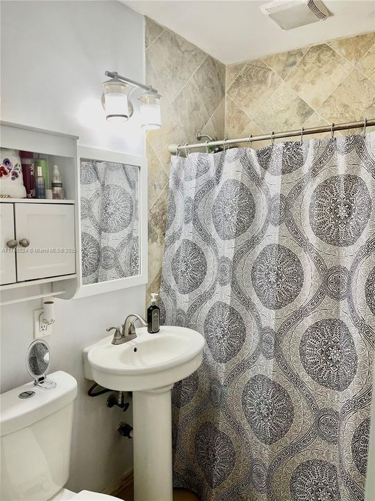 最近售出: $689,900 (3 贝兹, 3 浴室, 806 平方英尺)