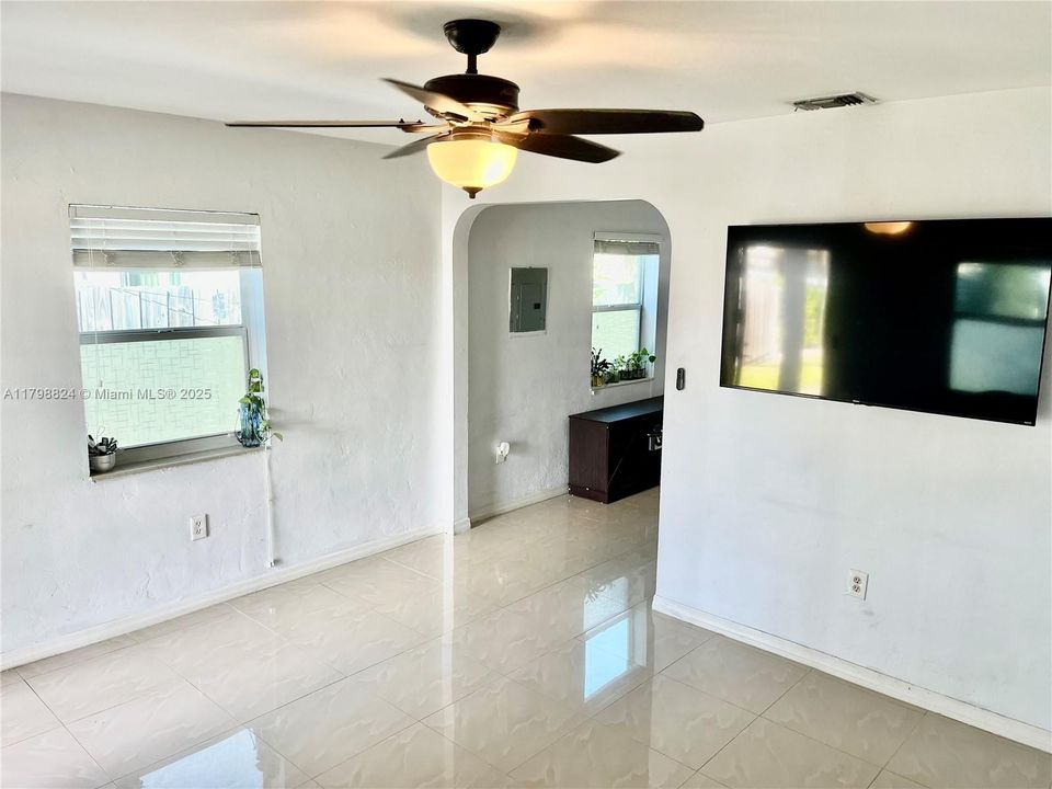 最近售出: $689,900 (3 贝兹, 3 浴室, 806 平方英尺)