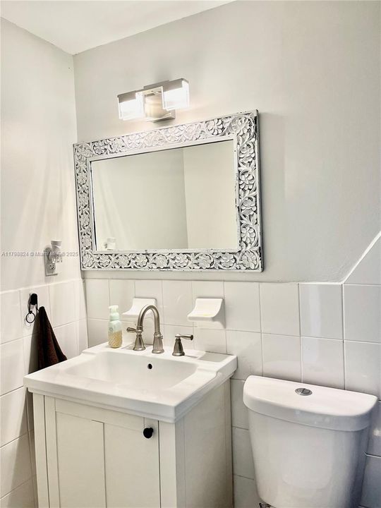 最近售出: $689,900 (3 贝兹, 3 浴室, 806 平方英尺)