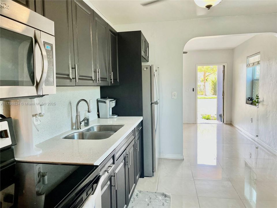 最近售出: $689,900 (3 贝兹, 3 浴室, 806 平方英尺)