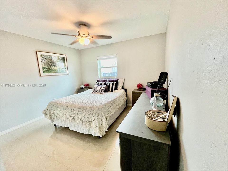 最近售出: $689,900 (3 贝兹, 3 浴室, 806 平方英尺)