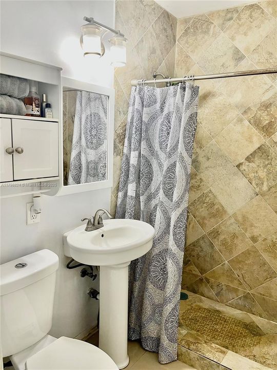 最近售出: $689,900 (3 贝兹, 3 浴室, 806 平方英尺)