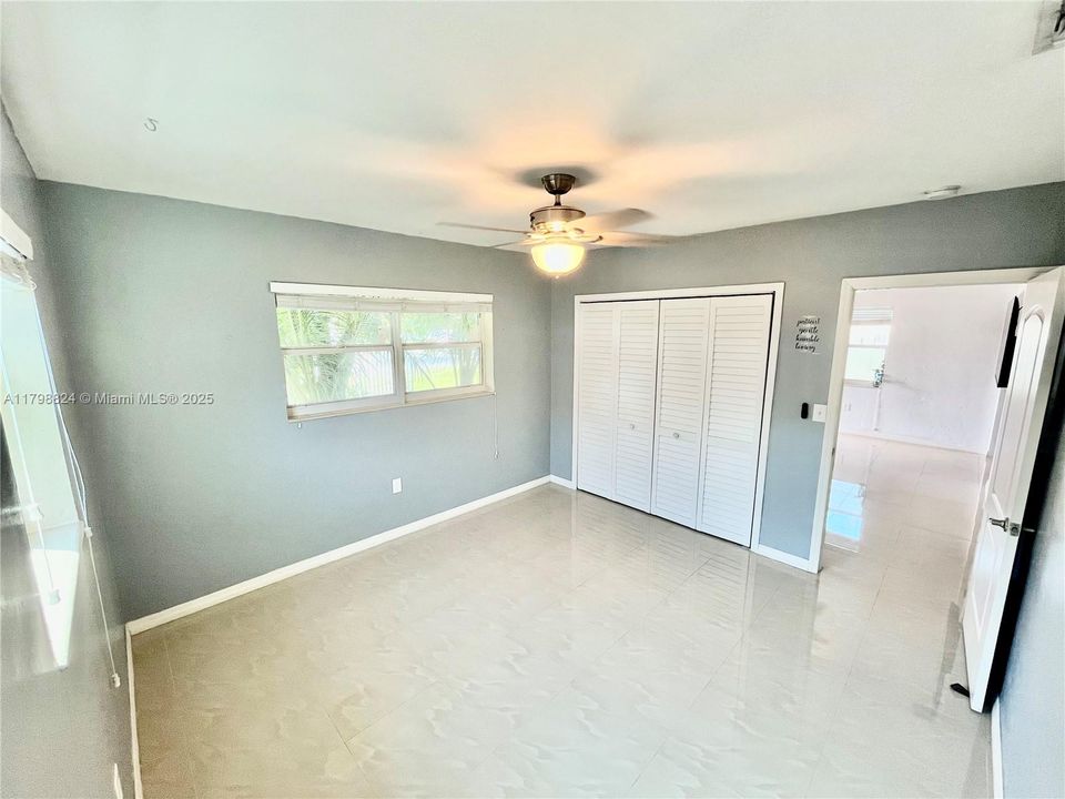 最近售出: $689,900 (3 贝兹, 3 浴室, 806 平方英尺)