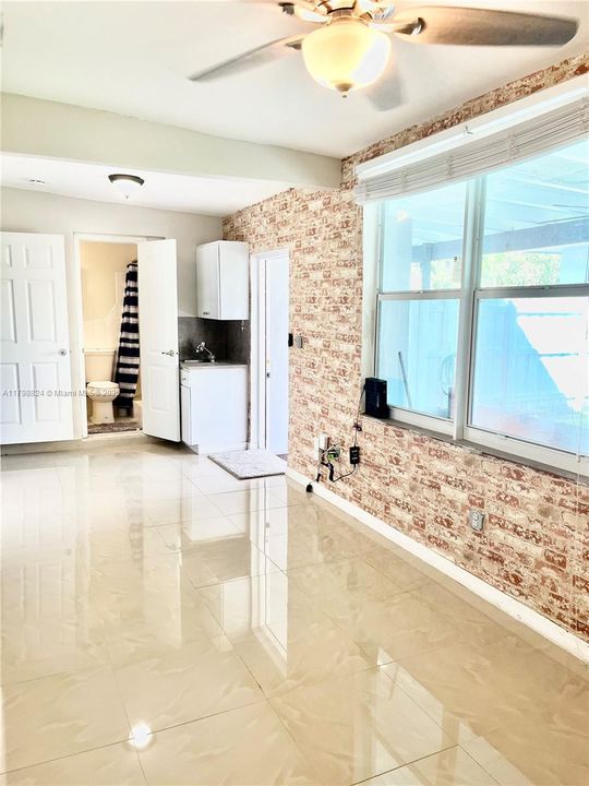 最近售出: $689,900 (3 贝兹, 3 浴室, 806 平方英尺)