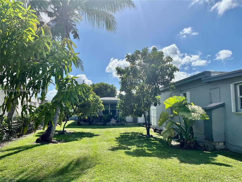 最近售出: $689,900 (3 贝兹, 3 浴室, 806 平方英尺)