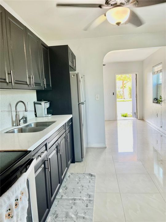 最近售出: $689,900 (3 贝兹, 3 浴室, 806 平方英尺)