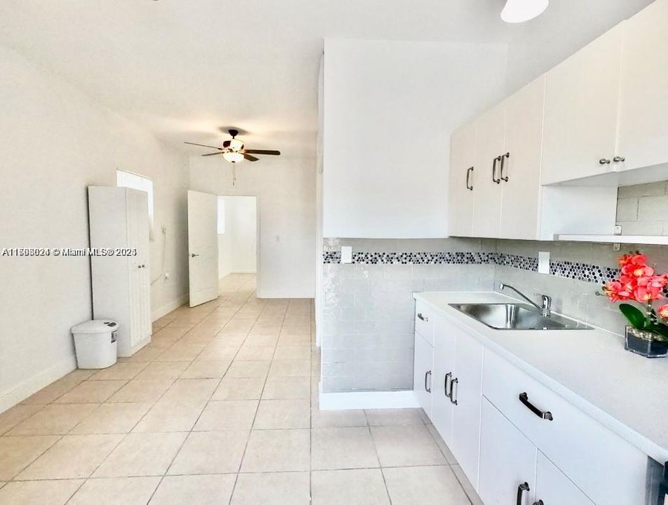 最近售出: $689,900 (3 贝兹, 3 浴室, 806 平方英尺)