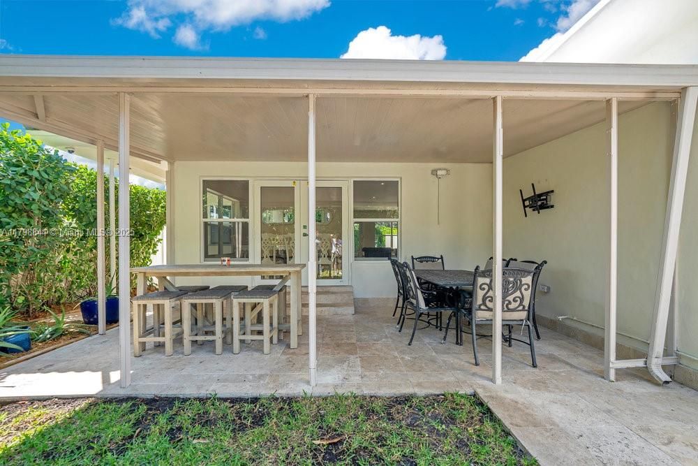 Recently Sold: $1,675,000 (4 beds, 3 baths, 2004 Square Feet)