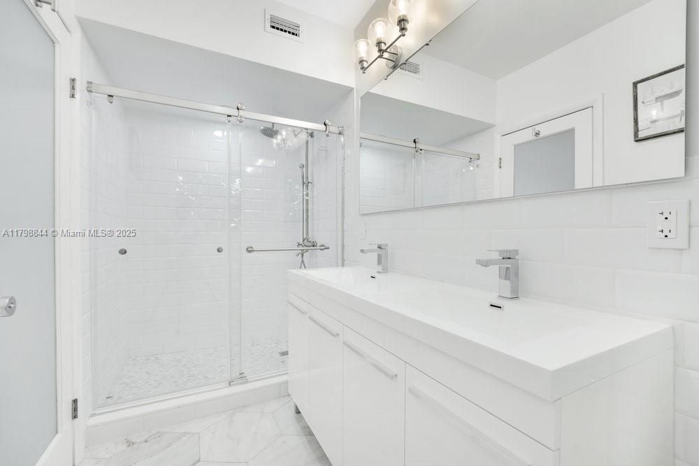 Recently Sold: $1,675,000 (4 beds, 3 baths, 2004 Square Feet)