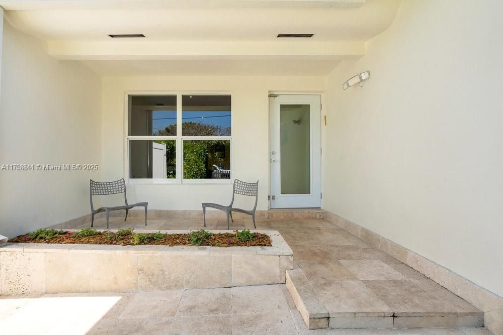 Recently Sold: $1,675,000 (4 beds, 3 baths, 2004 Square Feet)