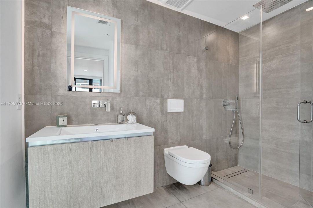 En Venta: $3,699,000 (3 camas, 3 baños, 2210 Pies cuadrados)
