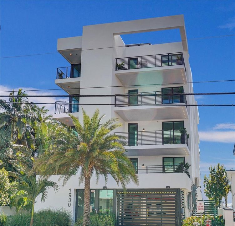 En Venta: $3,699,000 (3 camas, 3 baños, 2210 Pies cuadrados)