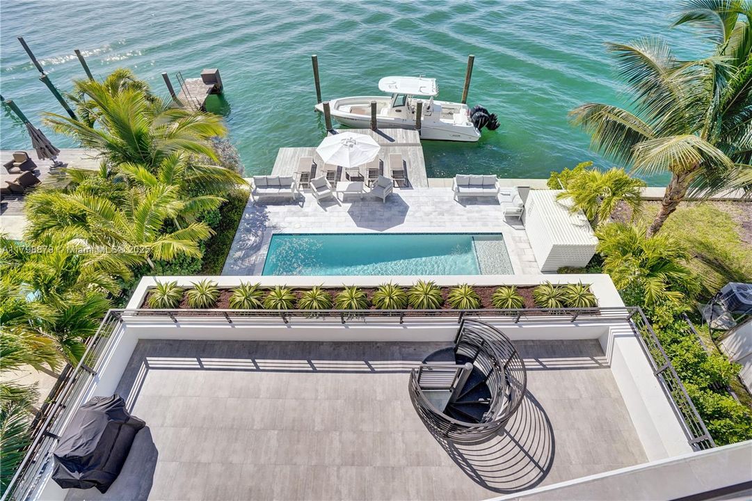 En Venta: $3,699,000 (3 camas, 3 baños, 2210 Pies cuadrados)