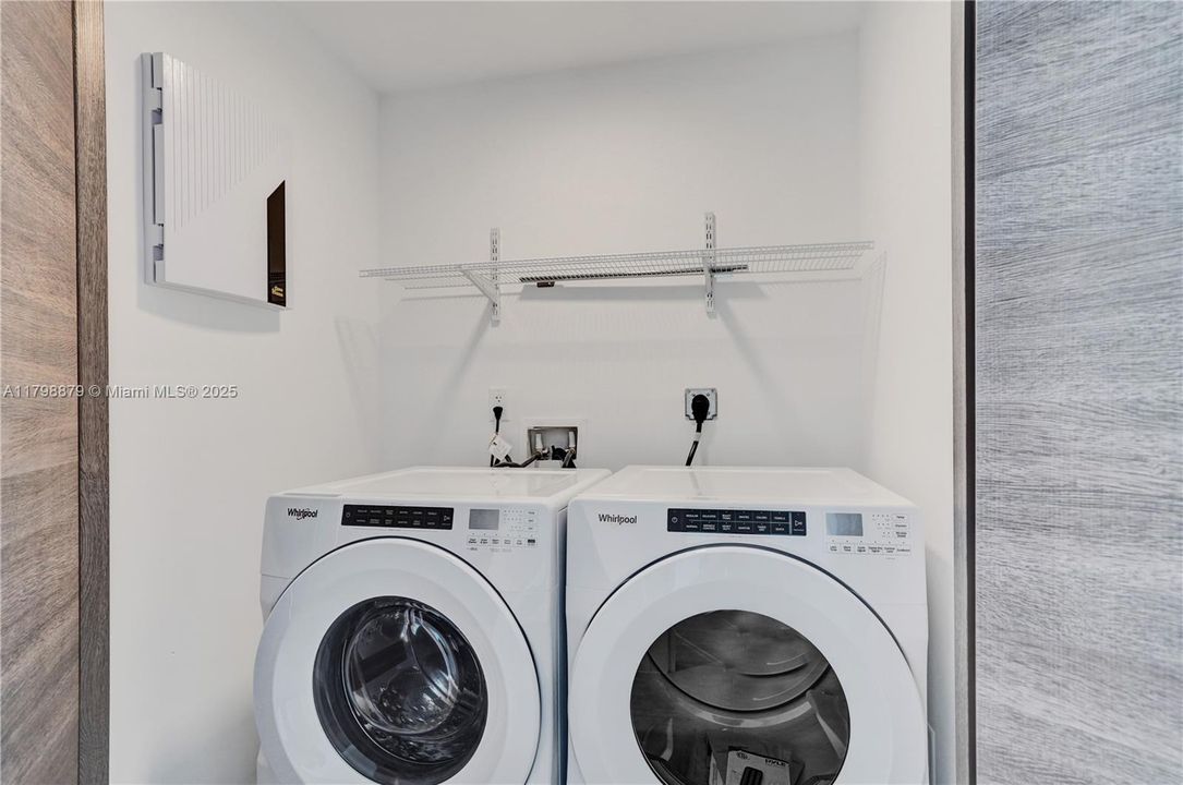 En Venta: $3,699,000 (3 camas, 3 baños, 2210 Pies cuadrados)