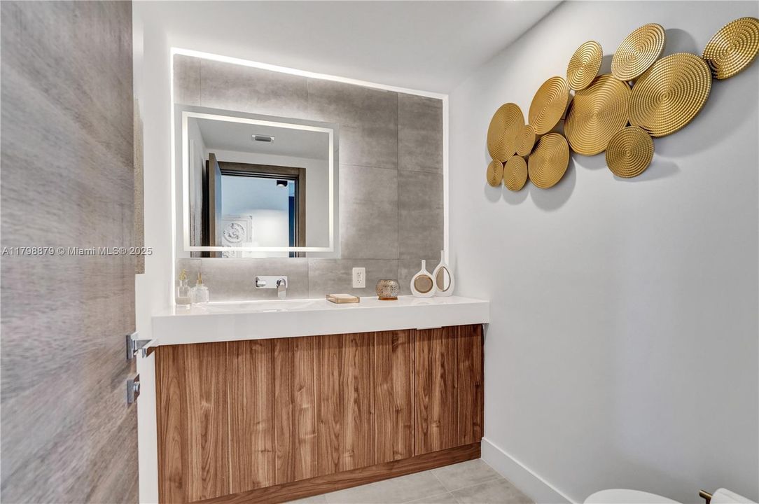 En Venta: $3,699,000 (3 camas, 3 baños, 2210 Pies cuadrados)
