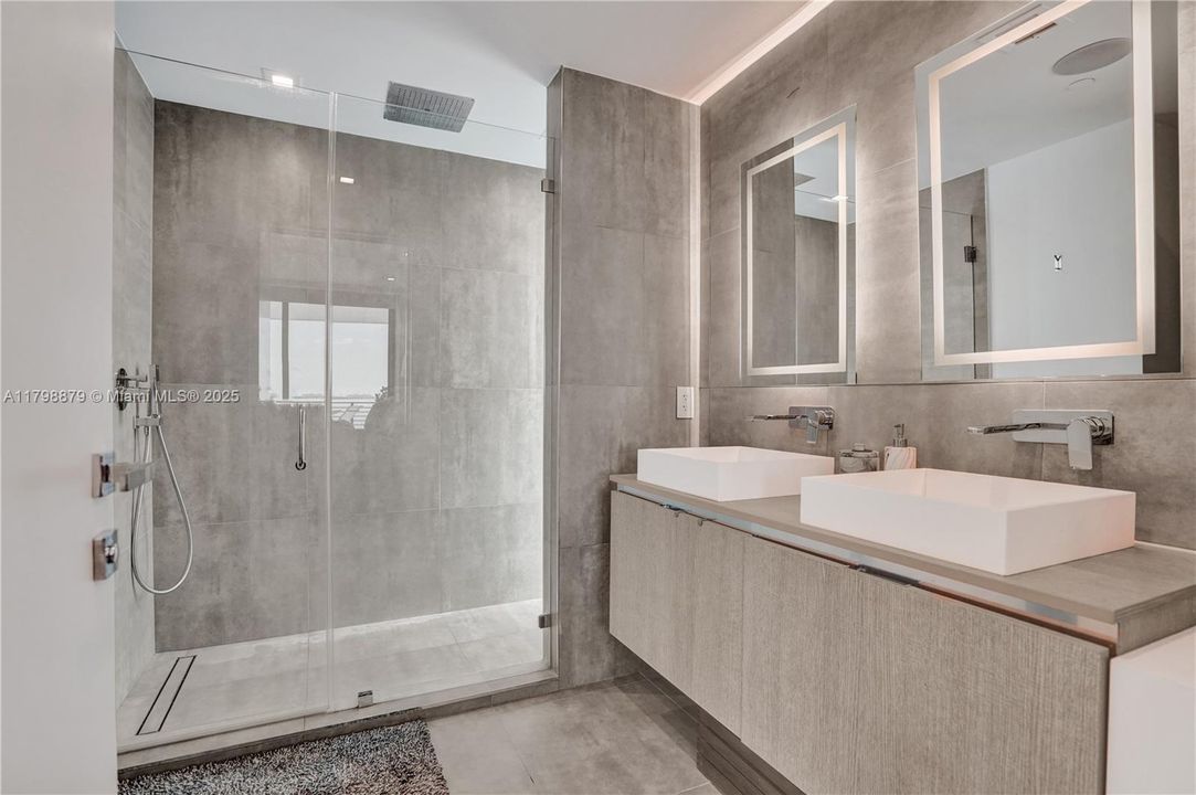 En Venta: $3,699,000 (3 camas, 3 baños, 2210 Pies cuadrados)