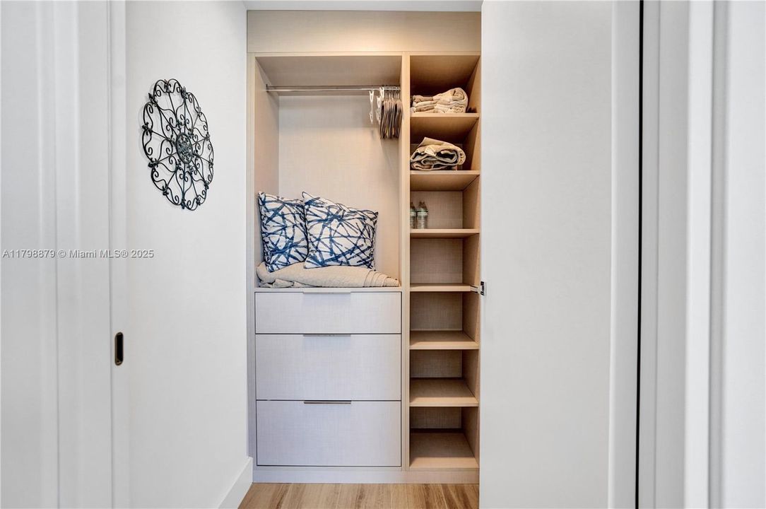 En Venta: $3,699,000 (3 camas, 3 baños, 2210 Pies cuadrados)