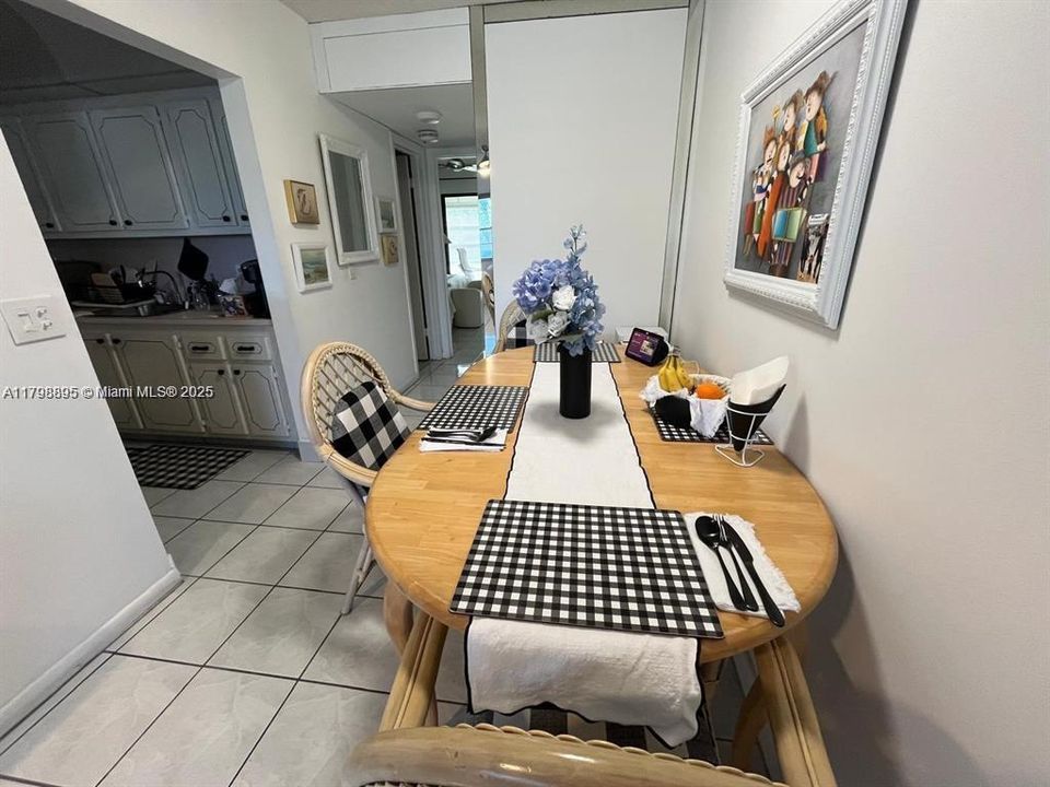 Active With Contract: $1,450 (1 beds, 1 baths, 585 Square Feet)