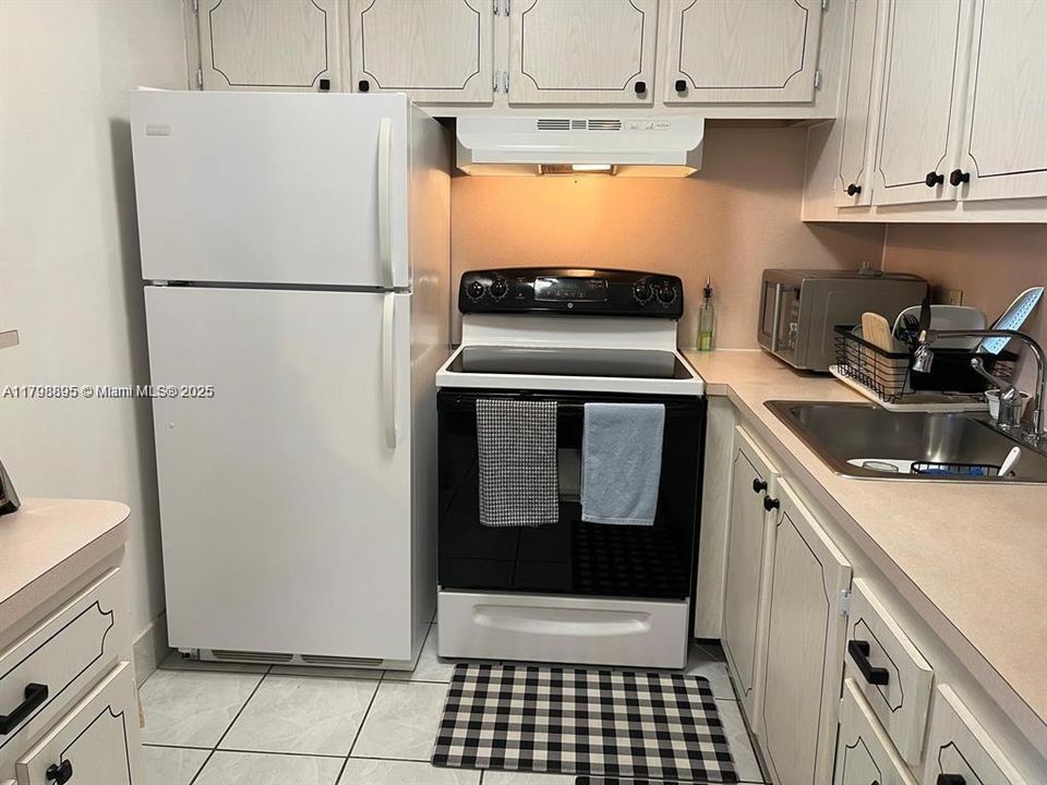 Active With Contract: $1,450 (1 beds, 1 baths, 585 Square Feet)
