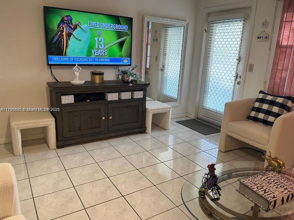 Active With Contract: $1,450 (1 beds, 1 baths, 585 Square Feet)