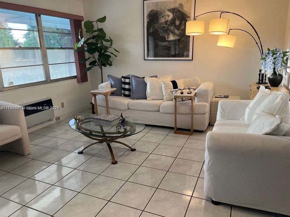 Active With Contract: $1,450 (1 beds, 1 baths, 585 Square Feet)
