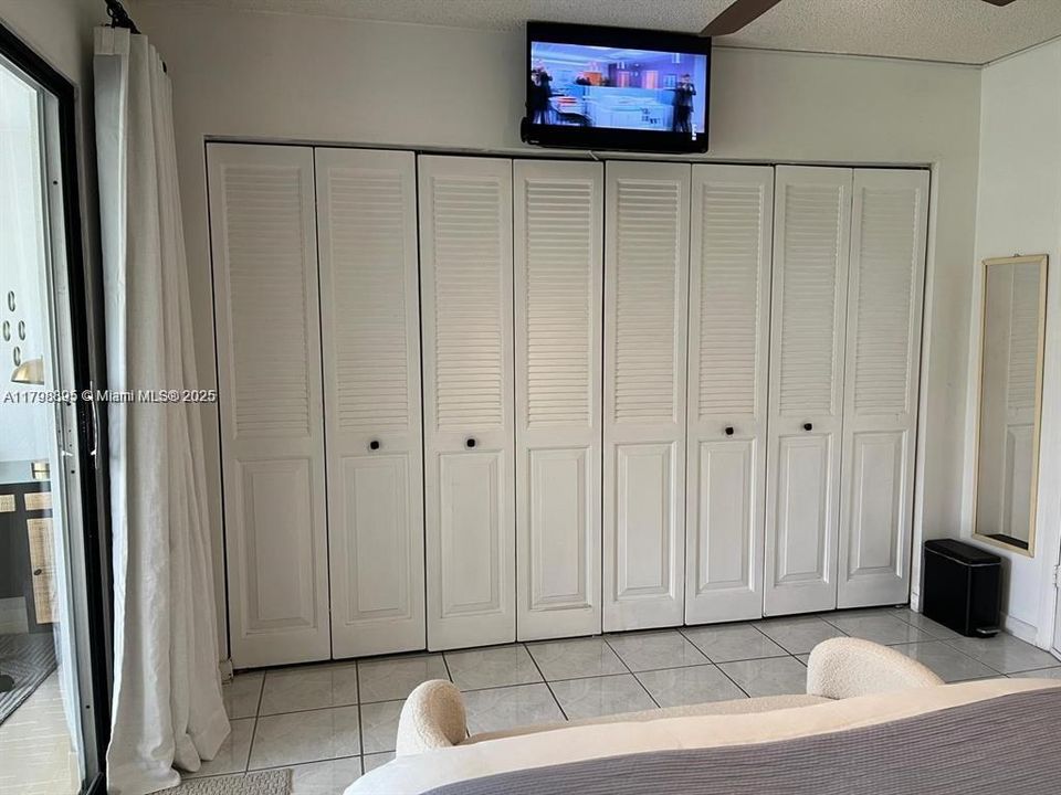 Active With Contract: $1,450 (1 beds, 1 baths, 585 Square Feet)